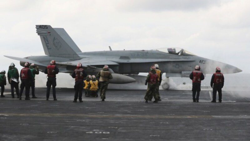 Eine F18 startet vom Deck der USS Carl Vinson. (Bild: AP)