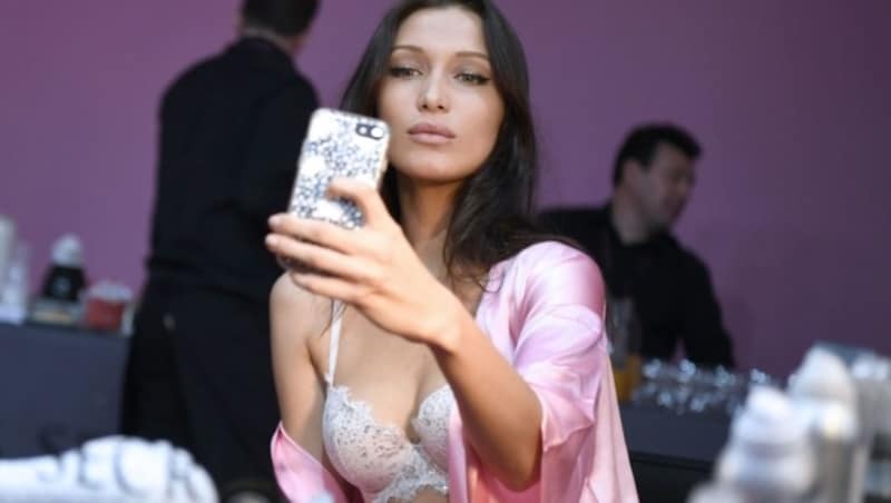 Bella Hadid wirft sich für ein Selfie in Pose. (Bild: AFP)