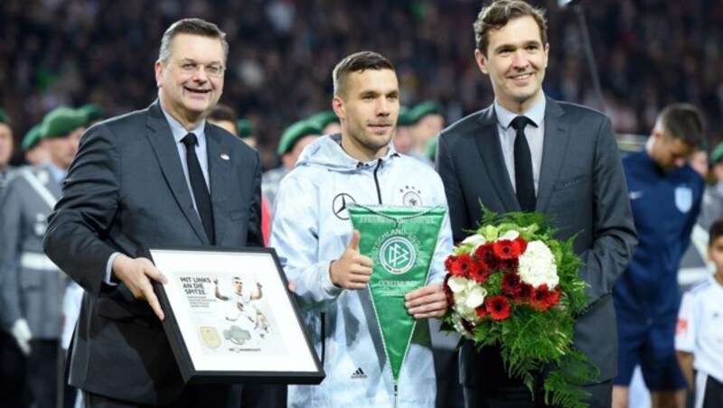 DFB-Boss Reinhard Grindel, Lukas Podolski und DFB-General Friedrich Curtius (Bild: GEPA pictures)