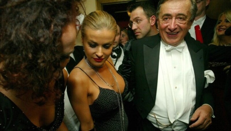 Ballspende Carmen Electra mit Richard Lugner (Bild: APA/HERBERT PFARRHOFER)