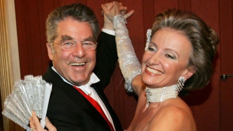 Elisabeth Gürtler mit dem mittlerweile ehemaligen Bundespräsidenten Heinz Fischer (Bild: APA/BUNDESHEER/TATIC)