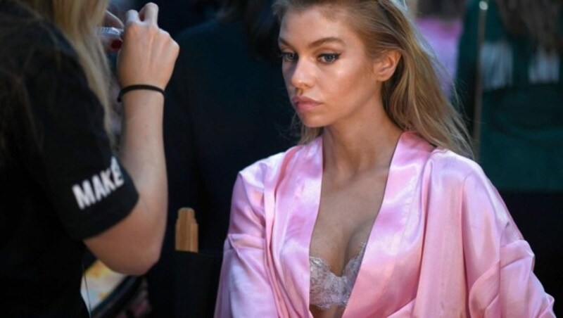 Stella Maxwell ist auch schon in der Maske. (Bild: AFP)