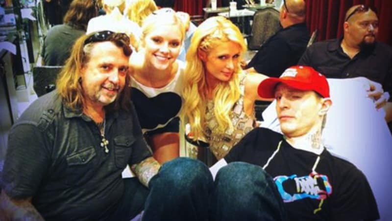 Tätowierer Mario Barth mit Paris Hilton und Lindsey Gayle (Bild: Viennareort)