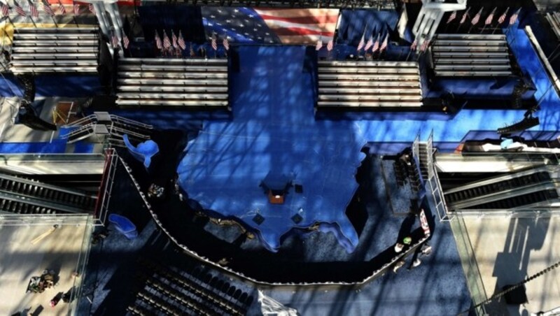 Die Bühne in der Wahlkampfzentrale von Hillary Clinton ist der Landkarte der USA nachempfunden. (Bild: AFP)