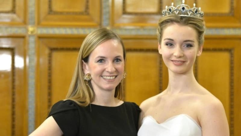 Opernballorganisatorin Maria Großbauer mit einem Model mit Swarovski-Tiara in der Wiener Staatsoper (Bild: APA/HERBERT NEUBAUER)