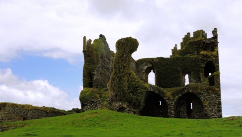 Der Skellig Ring in Irland ist von grünen Wiesen und alten Ruinen geprägt. (Bild: flickr.com/Tobias Abel)