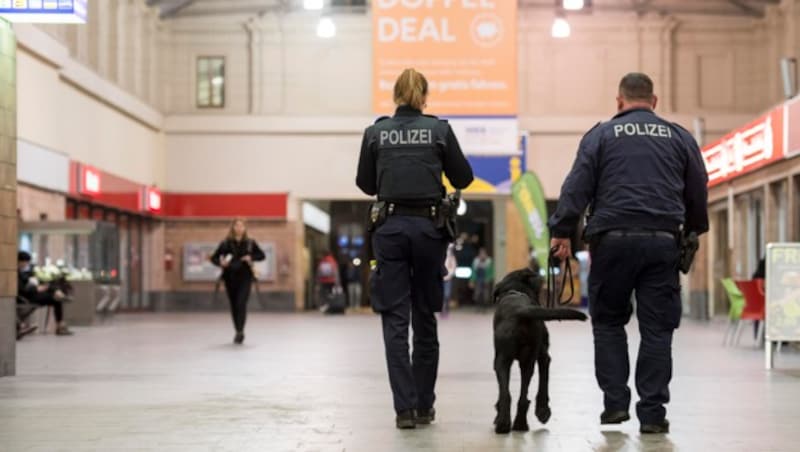 Verstärkte Polizeipräsenz auf Bahnhöfen und ... (Bild: APA/AFP/JENS-ULRICH KOCH)