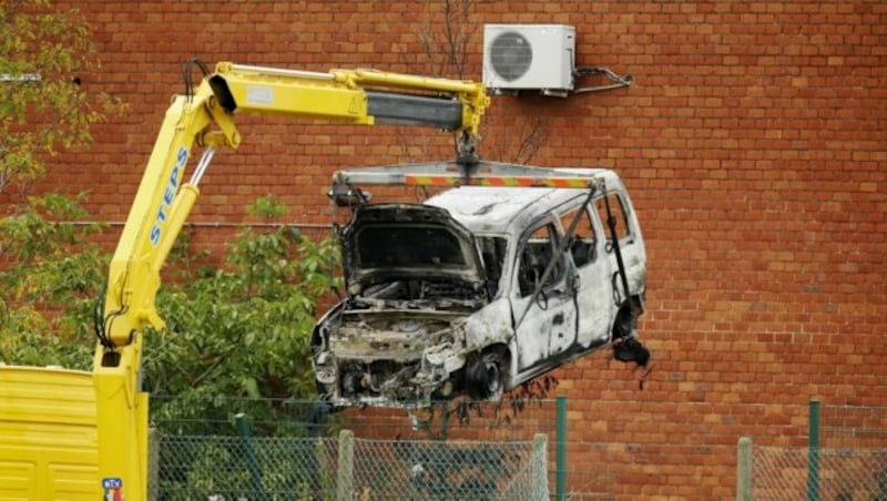 Mit diesem Auto durchbrachen die Täter mehrere Absperrungen vor dem Kriminalinstitut. (Bild: APA/AFP/BELGA/THIERRY ROGE)