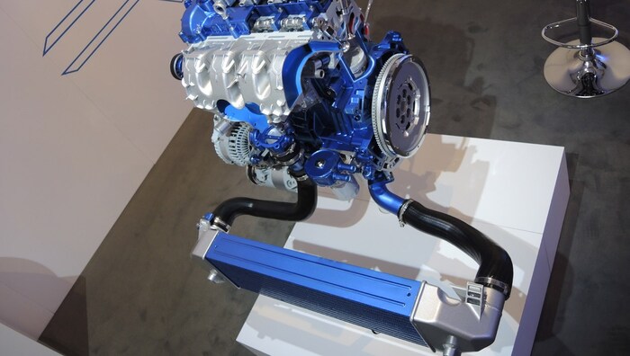 Am fertigen Auto wird er sogar teilweise von einer Blende verschlossen.