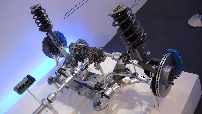 Von der Vorderachse läuft eine Welle nach hinten immer mit, ungeregelt.