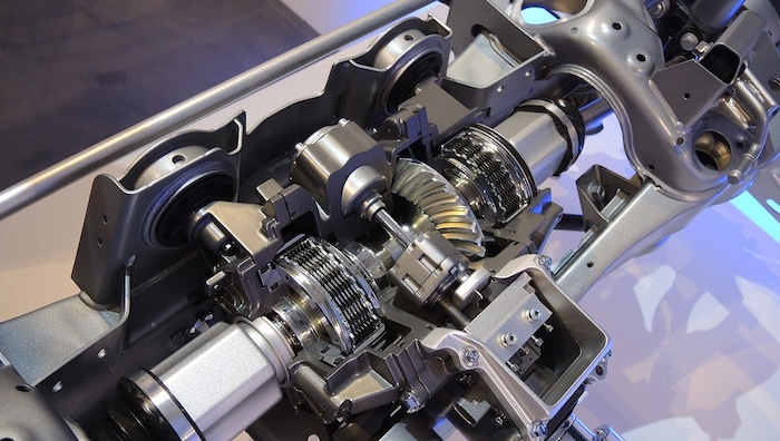 Zwei elektronisch geregelte Kupplungen verteilen die Kraft auf je ein Hinterrad.