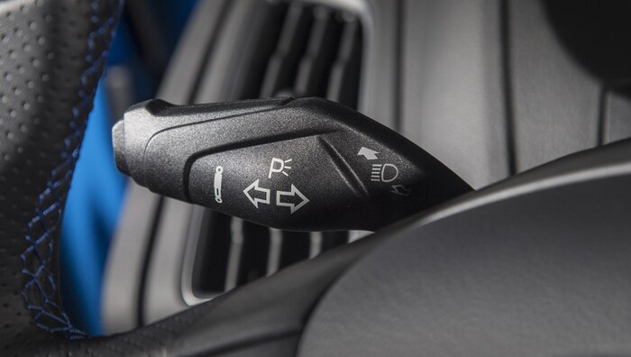 Die Fahrwerkshärte lässt sich auch mit einem Knopf am Blinkerhebel verstellen.