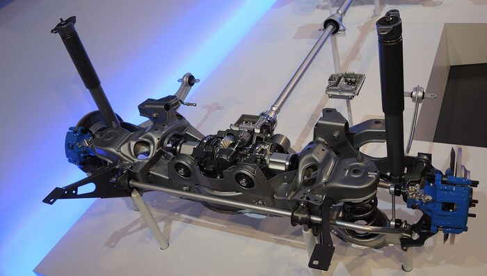 Erst an der Hinterachse wird "entschieden", ob und wie viel Kraft die Welle überträgt.