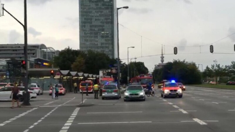 Großaufgebot der Einsatzkräfte vor dem Olympia-Einkaufszentrum in München (Bild: AP)