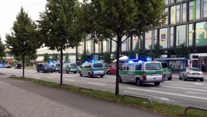 Einsatzkräfte vor dem Einkaufszentrum in München (Bild: AP)