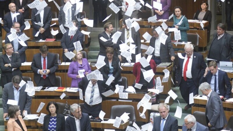 "Zettelregen" auf den SPÖ-Parlamentsklub nach erfolgter Zustimmung zum neuen Asylpaket (Bild: APA/ROBERT JAEGER)