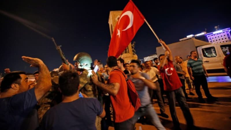 Erdogan-Anhänger demonstrieren am Taksim-Platz in Istanbul. (Bild: Associated Press)