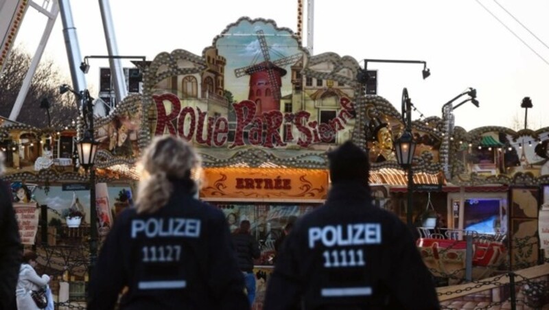 Polizisten patrouillieren nahe dem Brandenburger Tor. (Bild: AFP)