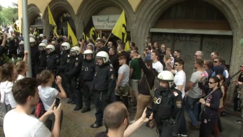 Identitären-Demo: Zusammenstöße zwischen Rechten und Linken in Wien (Bild: krone.tv)