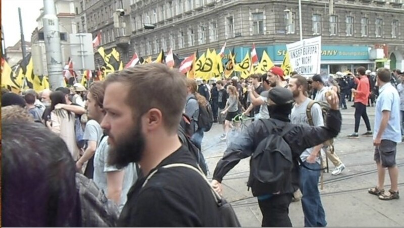 Ein Gegendemonstrant wirft einen Gegenstand in den Aufmarsch der Identitären (durchklicken!). (Bild: Leserreporter)