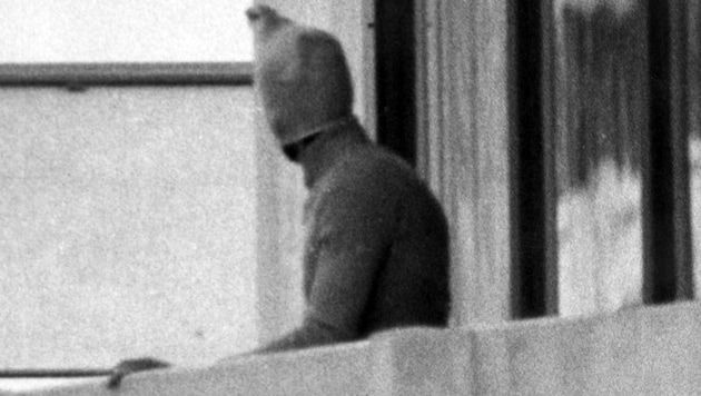 Olympia 1972: Ein arabischer Terrorist auf dem Balkon des israelischen Mannschaftsquartiers (Bild: dpa)