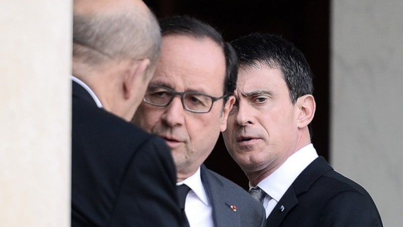 Hollande berät sich mit Premier Valls (re.) und Verteidigungsminister Le Drian. (Bild: APA/AFP/STEPHANE DE SAKUTIN)