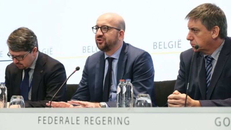 Generalstaatsanwalt Frederic Van Leeuw, Premier Charles Michel, Innenminister Jan Jambon (v.l.n.r.) (Bild: APA/AFP/BELGA/NICOLAS MAETERLINCK)