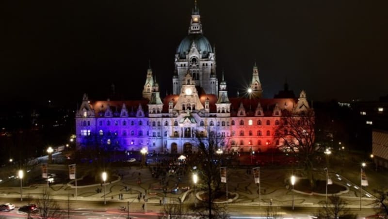 Das Rathaus in Hannover erstrahlt in den Frankreich-Farben (Bild: APA/EPA/OLE SPATA)