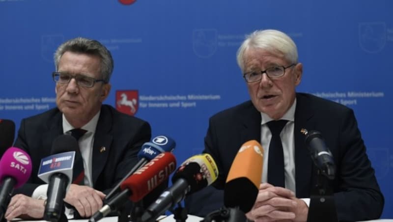 Bundesminister Thomas de Maiziere (links) und DFB-Interimspräsident Reinhard Rauball (Bild: AFP)