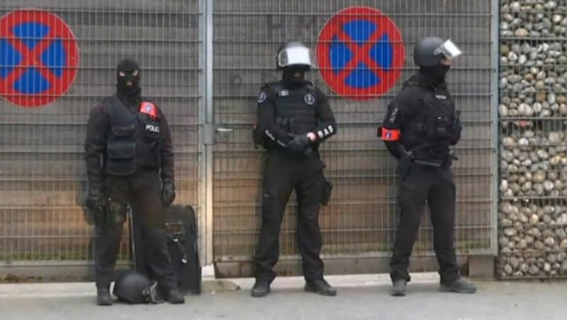 Bilder vom Anti-Terror-Einsatz in Molenbeek (Bild: AP)