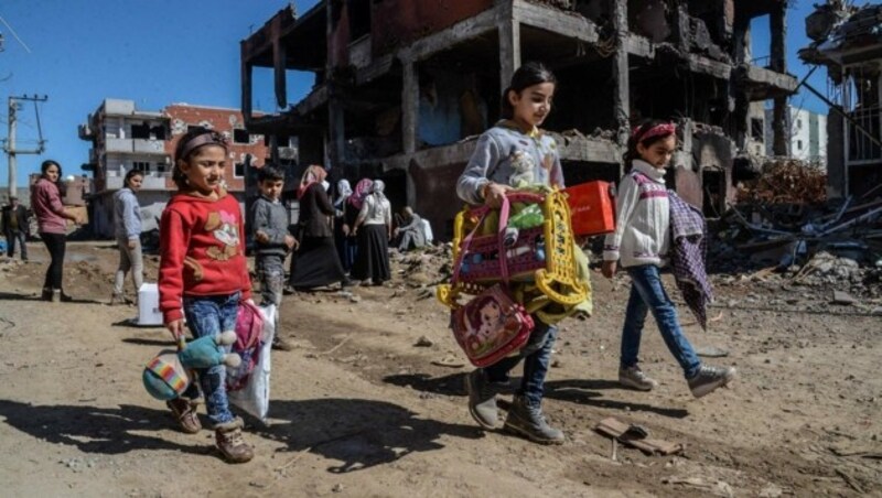 Kurden kehren in das durch Erdogans Militäraktionen zerstörte Cizre zurück. (Bild: APA/AFP/ILYAS AKENGIN)