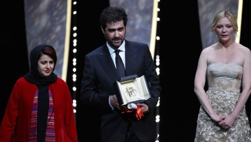 Der Iraner Shahab Hosseini mit den Jury-Mitgliedern Katayoon Shahabi und Kirsten Dunst (Bild: AFP)