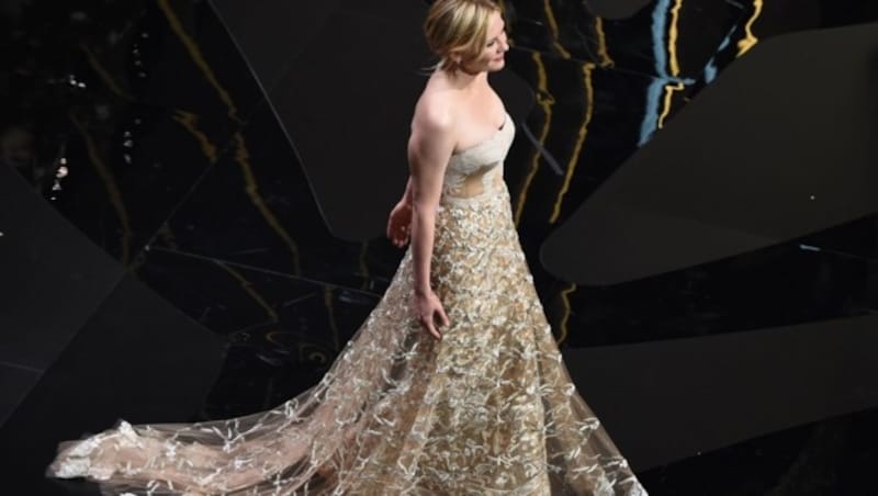 US-Schauspielerin Kirsten Dunst, die 2016 in der Jury des Filmfestivals war, kommt auf die Bühne. (Bild: AFP)