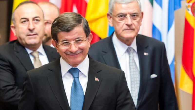 Der türkische Premier Ahmet Davutoglu hat gut lachen, als er die Beratungen mit der EU verlässt. (Bild: AP)