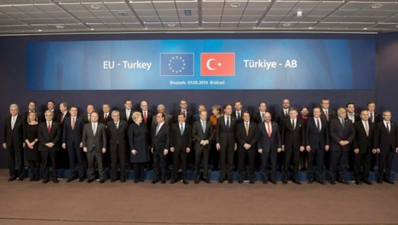 Die Regierungschefs der EU-Staaten mit dem türkischen Premier Ahmet Davutoglu (9. von links) (Bild: APA/AFP/ALAIN JOCARD)