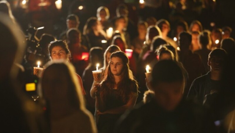 Spontane Mahnwache für die Opfer der Bluttat in Roseburg (Bild: AP)