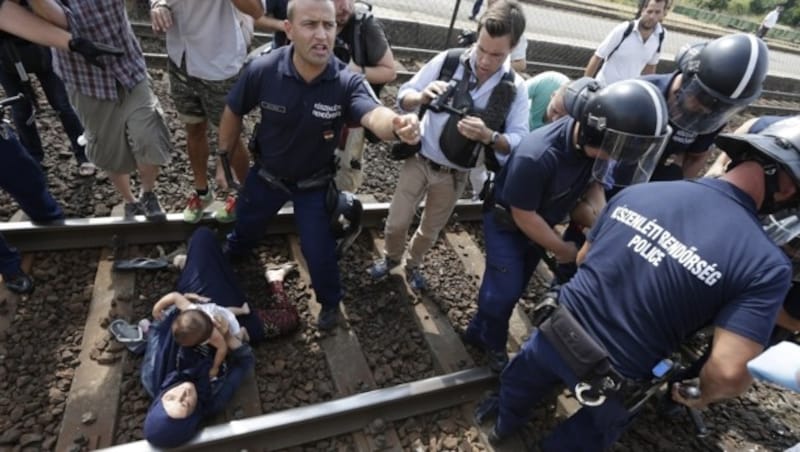 Dramatische Szenen am Bahnhof in Bicske (Bild: AP)