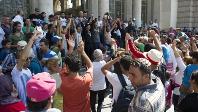 Flüchtlinge am Ostbahnhof von Budapest (Bild: APA/EPA/Peter Lakatos)