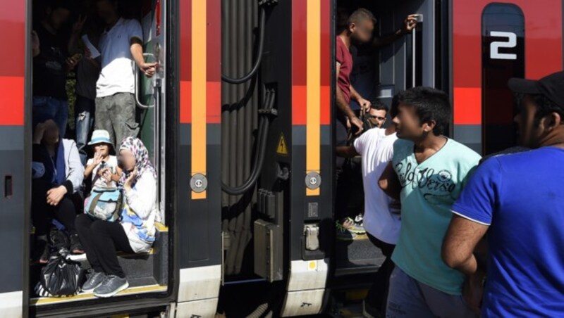 Railjet 64 mit rund 300 Flüchtlingen an Bord am ungarischen Grenzbahnhof Hegyeshalom (Bild: APA/HERBERT P. OCZERET)