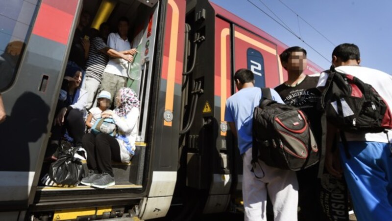 Railjet 64 mit rund 300 Flüchtlingen an Bord am ungarischen Grenzbahnhof Hegyeshalom (Bild: APA/HERBERT P. OCZERET)