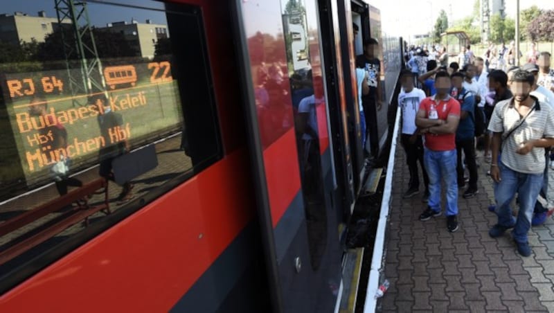 Railjet 64 mit rund 300 Flüchtlingen an Bord am ungarischen Grenzbahnhof Hegyeshalom (Bild: APA/HERBERT P. OCZERET)