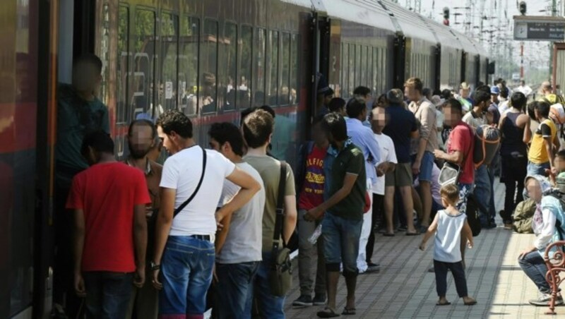 Railjet 64 mit rund 300 Flüchtlingen an Bord am ungarischen Grenzbahnhof Hegyeshalom (Bild: APA/EPA/HERBERT P. OCZERET)