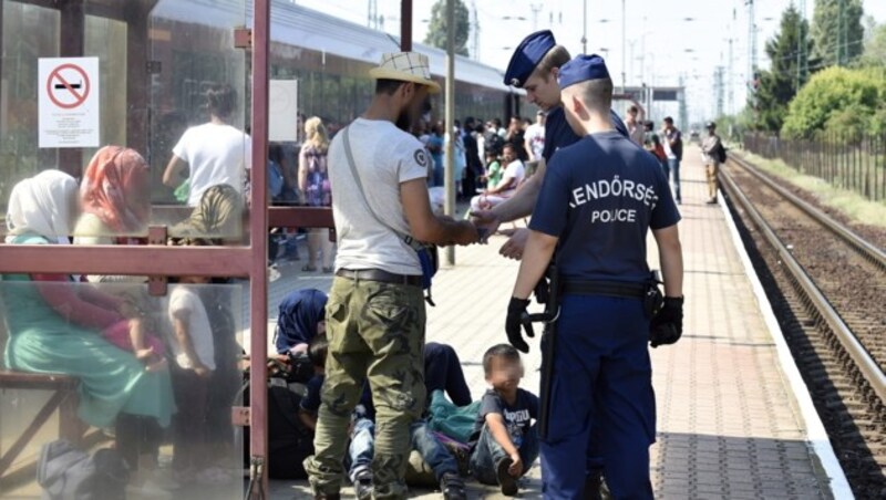 Railjet 64 mit rund 300 Flüchtlingen an Bord am ungarischen Grenzbahnhof Hegyeshalom (Bild: APA/EPA/HERBERT P. OCZERET)