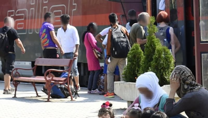 Railjet 64 mit rund 300 Flüchtlingen an Bord am ungarischen Grenzbahnhof Hegyeshalom (Bild: APA/EPA/HERBERT P. OCZERET)