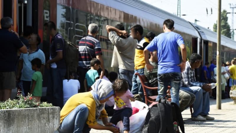 Railjet 64 mit rund 300 Flüchtlingen an Bord am ungarischen Grenzbahnhof Hegyeshalom (Bild: APA/EPA/HERBERT P. OCZERET)