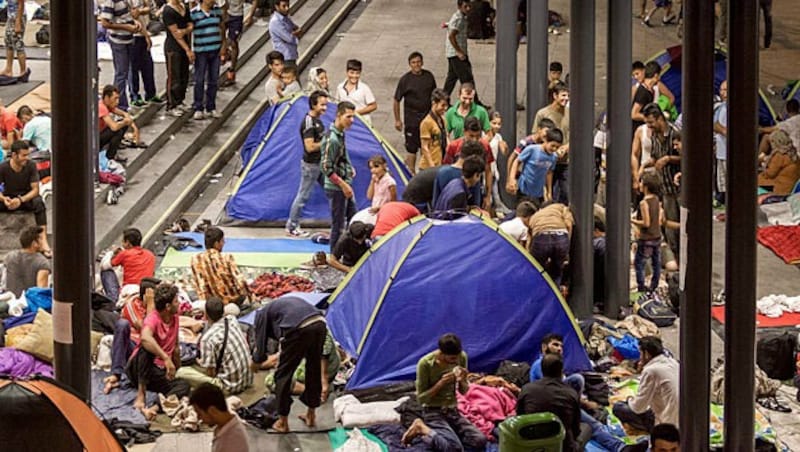 Flüchtlinge campieren am Budapester Ostbahnhof (Bild: APA/EPA/Zsolt Szigetvary)