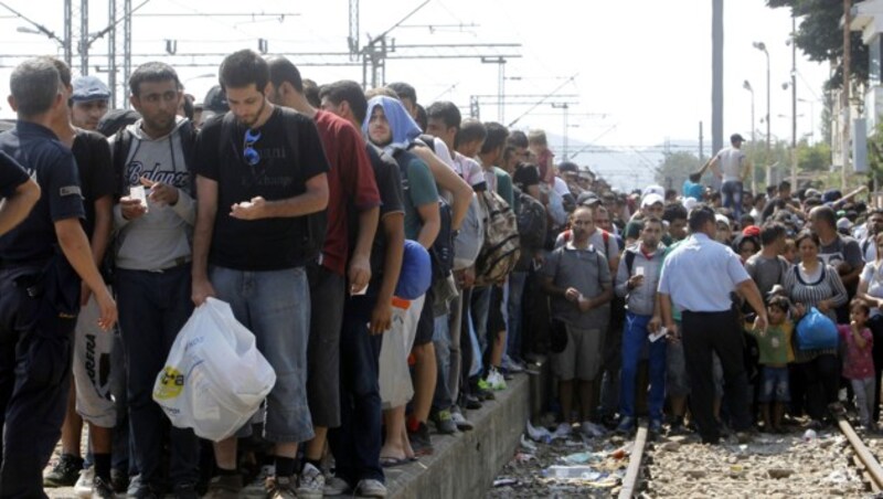 Chaos kurz vor der Einfahrt des nächsten Zugs an die serbische Grenze (Bild: AP)