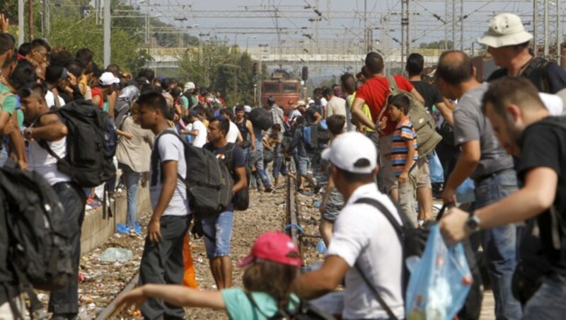 Chaos kurz vor der Einfahrt des nächsten Zugs an die serbische Grenze (Bild: AP)