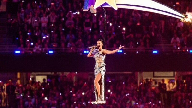 Katy Perry schwebt während der Super-Bowl-Halftime-Show über dem Publikum. (Bild: 2015 Getty Images)