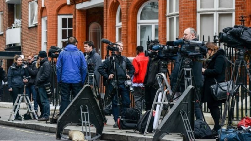 Der Medienandrang vor der ecuadorianischen Botschaft wird wieder stärker. (Bild: APA/AFP/CHRIS RATCLIFFE)